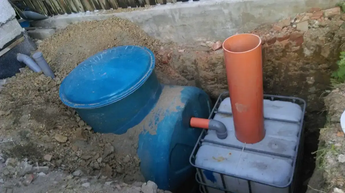 Exterior bazin sportiv cu racorduri sanitare și stație epurare mascată în zonă tehnică