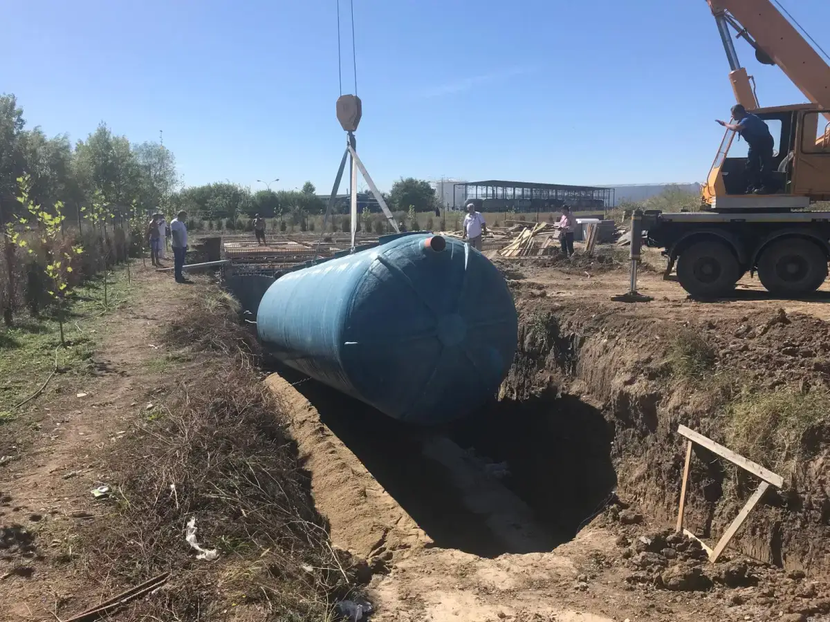 Unități de cazare tip camping cu stație de epurare mascată în verdeață la marginea amplasamentului
