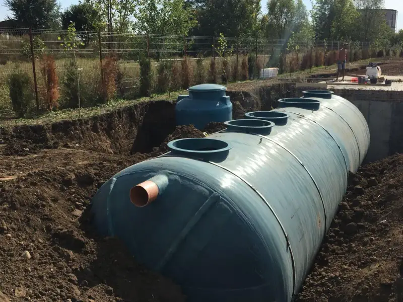 Stație de epurare ECO TANK ridicată pe șantier înainte de coborâre în groapă