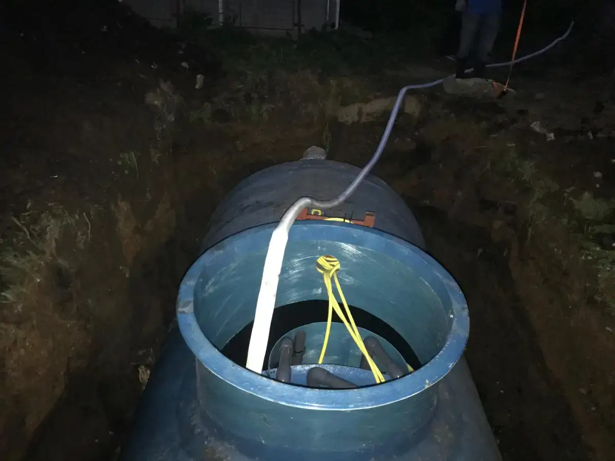 Șantier cu săpătură lângă vechiul bazin și rezervor fibră de sticlă pregătit pentru înlocuire